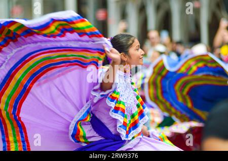 New York, New York, USA. September 2023. Folklorico-Tänzerinnen tanzen sich während der jährlichen mexikanischen Tagesparade in New York City durch die Madison Avenue. (Bild: © Ryan Rahman/Pacific Press über ZUMA Press Wire) NUR REDAKTIONELLE VERWENDUNG! Nicht für kommerzielle ZWECKE! Quelle: ZUMA Press, Inc./Alamy Live News Stockfoto