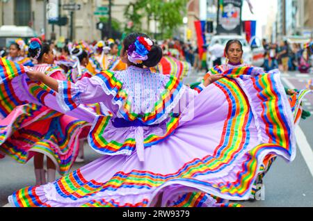 New York, New York, USA. September 2023. Folklorico-Tänzerinnen tanzen sich während der jährlichen mexikanischen Tagesparade in New York City durch die Madison Avenue. (Bild: © Ryan Rahman/Pacific Press über ZUMA Press Wire) NUR REDAKTIONELLE VERWENDUNG! Nicht für kommerzielle ZWECKE! Quelle: ZUMA Press, Inc./Alamy Live News Stockfoto