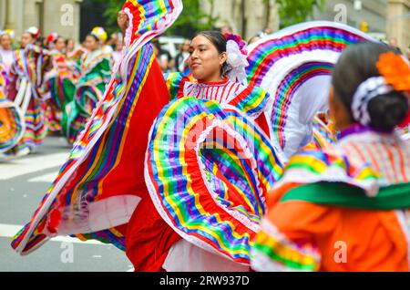 New York, New York, USA. September 2023. Folklorico-Tänzerinnen tanzen sich während der jährlichen mexikanischen Tagesparade in New York City durch die Madison Avenue. (Bild: © Ryan Rahman/Pacific Press über ZUMA Press Wire) NUR REDAKTIONELLE VERWENDUNG! Nicht für kommerzielle ZWECKE! Quelle: ZUMA Press, Inc./Alamy Live News Stockfoto