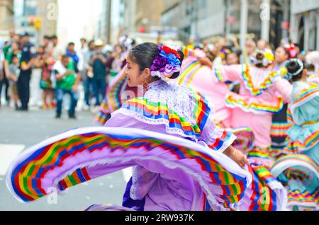 New York, New York, USA. September 2023. Folklorico-Tänzerinnen tanzen sich während der jährlichen mexikanischen Tagesparade in New York City durch die Madison Avenue. (Bild: © Ryan Rahman/Pacific Press über ZUMA Press Wire) NUR REDAKTIONELLE VERWENDUNG! Nicht für kommerzielle ZWECKE! Quelle: ZUMA Press, Inc./Alamy Live News Stockfoto