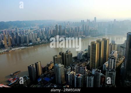 CHONGQING, CHINA - 16. SEPTEMBER 2023 - Blick auf die Skyline der Stadt mit Blick auf die Ufer des Yangtze in Chongqing, China, 16. September 2023. Stockfoto