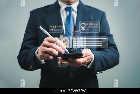 Geschäftsmann, der das Telefon benutzt, um den Kundenservice zu überprüfen. Kundenzufriedenheitsumfrage Konzept, Service Experience Evaluation, Customer Evaluation Producc Stockfoto