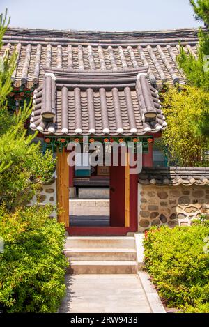 Traditionelle Holztür oder Tor des traditionellen koreanischen Hauses Stockfoto