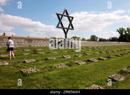 Terezin, Tschechische Republik. September 2023. Auf dem Nationalfriedhof in Terezin werden Opfer des NS-Terrors in Massengräbern begraben. Ein großer Davidstern erinnert an die jüdischen Toten. Von den 141.000 ins Ghetto Terezin deportierten Personen überlebten nur etwa 23.000 – die meisten wurden in deutsche Vernichtungslager gebracht und ermordet. (An dpa 'Kinderoper 'Brundibar': Singen im Gesicht des Todes') Credit: Michael Heitmann/dpa/Alamy Live News Stockfoto