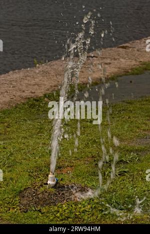 04.15.2023. Mirik, West bengal, Indien Wasser aus dem Wasserhahn in einem Rasen Stockfoto