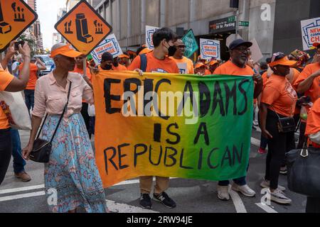 New York, New York, USA. September 2023. (NEU) Tausende märz in New York, um Biden zu fordern, fossile Brennstoffe während des UN-Klimagipfels zu beenden. 17. September 2023, New York, New York, USA: Tausende von Aktivisten, indigenen Gruppen, Studenten und anderen begeben sich auf die Straßen von New York, um den „March to End Fossil Fuels“-Protest zu veranstalten und zu fordern, dass Präsident Biden am 17. September 2023 in New York City „End Fossil Fuels“ (Ende fossiler Brennstoffe) fordert. Quelle: ZUMA Press, Inc./Alamy Live News Stockfoto