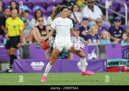 Orlando, Florida, USA. September 2023. North Carolina Courage Defender RYAN WILLIAMS (13) wurde während der ersten Hälfte des NWSL Orlando Pride vs North Carolina Courage Fußballspiels im Exploria Stadium in Orlando, FL am 17. September 2023 in Aktion gesehen. (Bild: © Cory Knowlton/ZUMA Press Wire) NUR REDAKTIONELLE VERWENDUNG! Nicht für kommerzielle ZWECKE! Stockfoto