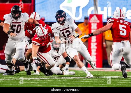 Lincoln, NE, USA. September 2023. NE. U.S. Northern Illinois Huskies Quarterback Rocky Lombardi (12) versucht, Nebraska Cornhusker-Tackle während eines NCAA Division 1-Fußballspiels zwischen Northern Illinois Huskies und den Nebraska Cornhuskers im Memorial Stadium in Lincoln, NE, zu vermeiden.Nebraska gewann 35-11.Teilnahme: 86.875.390. Ausverkauf in Folge.Michael Spomer/Cal Sport Media/Alamy Live News Stockfoto