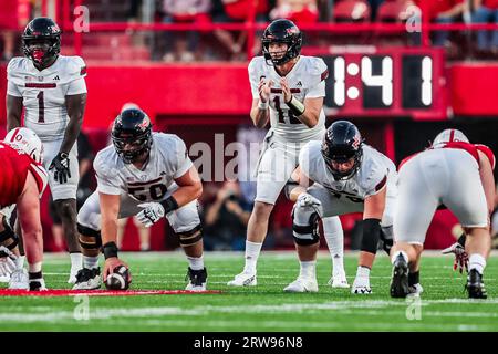 Lincoln, NE, USA. September 2023. NE. U.S. Northern Illinois Huskies Quarterback Rocky Lombardi (12) fordert den Snap-in-Action während eines NCAA Division 1 Fußballspiels zwischen Northern Illinois Huskies und den Nebraska Cornhuskers im Memorial Stadium in Lincoln, NE.Nebraska gewann 35-11.Teilnahme: 86.875.390. In Folge ausverkauft.Michael Spomer/Cal Sport Media/Alamy Live News Stockfoto