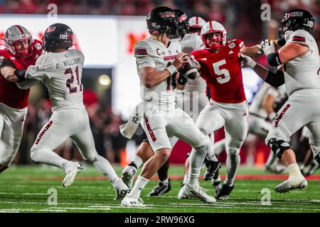 Lincoln, NE, USA. September 2023. NE. U.S. Northern Illinois Huskies Quarterback Rocky Lombardi (12) blickt auf das Feld und wirft den Nebraska Cornhuskers Linebacker John Bullock (5) in Aktion während eines NCAA Division 1 Fußballspiels zwischen Northern Illinois Huskies und den Nebraska Cornhuskers im Memorial Stadium in Lincoln, NE. Nebraska gewann 35-11.Teilnahme: 86.875.390. Ausverkauf in Folge. Michael Spomer/Cal Sport Media/Alamy Live News Stockfoto