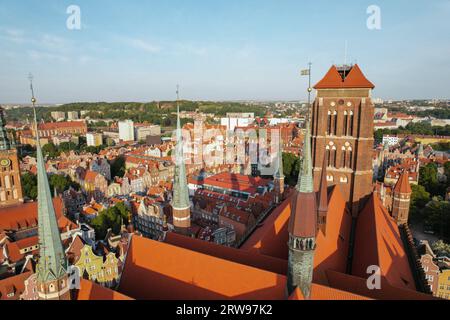 St. Marienkirche wunderschöne Panoramablick-Architektur der Altstadt in Danzig, Polen bei Sonnenaufgang. Draufsicht Drohne pov. Landschaftsbild der Stadt von oben. Kleine historische Oldtimer-Gebäude Europa Touristenattraktionen reisen in Danzig Stockfoto