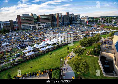 Morgantown, WV, USA. September 2023. 16. September 2023: Crowd während der West Virginia University (WVU) vs. Der University of Pittsburgh (Pitt) in Morgantown, WV im Milan Puskar Stadium. Bradley Martin/AMG (Bildnachweis: © AMG/AMG über ZUMA Press Wire) NUR REDAKTIONELLE VERWENDUNG! Nicht für kommerzielle ZWECKE! Stockfoto