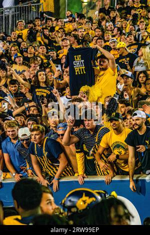 Morgantown, WV, USA. September 2023. 16. September 2023: Fans während der West Virginia University (WVU) vs. Der University of Pittsburgh (Pitt) in Morgantown, WV im Milan Puskar Stadium. Bradley Martin/AMG (Bildnachweis: © AMG/AMG über ZUMA Press Wire) NUR REDAKTIONELLE VERWENDUNG! Nicht für kommerzielle ZWECKE! Stockfoto