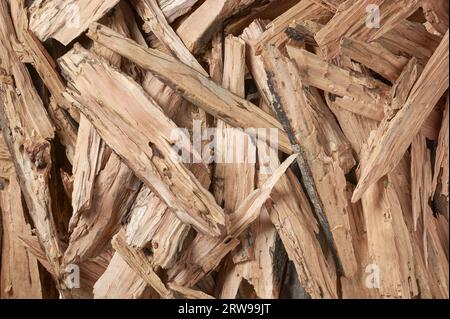 Draufsicht auf gehackte Brennholzstücke, gewürztes Hartholz, das für den Einsatz als Brennstoff in Kaminen, Holzöfen oder Feuerstellen im Freien vorbereitet wurde, übliche Quelle Stockfoto