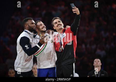 Paris, Frankreich. September 2023. Der österreichische Bronzemedaillengewinner Vinzenz Hoeck (R) macht ein Selfie mit dem italienischen Goldmedaillengewinner Salvatore Maresca (C) und dem britischen Goldmedaillengewinner Courtney Tulloch auf dem Podium für die Qualifikation der Herrenringe bei der 23. Internationaux de France de Gymnastique, FIG World Cup Challenge 2023, am 17. September in Paris, Frankreich, 2023, in der Accord Arena Paris. Foto von Firas Abdullah/ABACAPRESS.COM Credit: Abaca Press/Alamy Live News Stockfoto