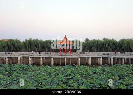 Luannan County, China - 31. Juli 2019: Chinese Classical Traditional Architecture in Artificial Lake, Luannan County, Provinz Hebei, China Stockfoto