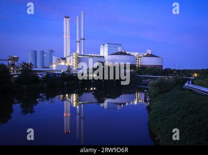 Hamburg, Deutschland. September 2023. Blick auf das Blockheizkraftwerk Tiefstack. Das Blockheizkraftwerk Tiefstack ist ein Kohle-, Gas- und Dampfkraftwerk, das Strom und Wärme in das Hamburger Strom- und Fernwärmenetz einspeist. Quelle: Christian Charisius/dpa/Alamy Live News Stockfoto
