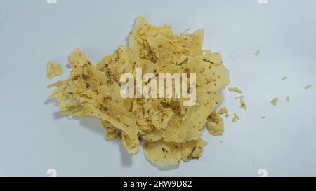 Kacang rempeyek oder peyek. Cracker aus Erdnüssen gemischt mit Reismehlmischung, die gebraten werden. Isoliert auf weißem Hintergrund Stockfoto
