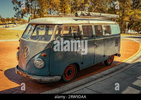 Gold Coast, QLD, Australien – Volkswagen-Lieferwagen im Retro-Stil Stockfoto