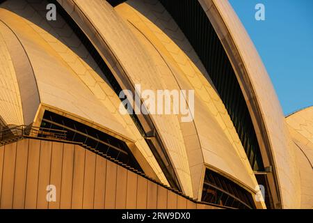 Am späten Nachmittag fällt die Sonne auf das Opernhaus in Sydney, Australien. Stockfoto