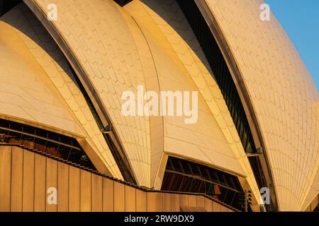 Am späten Nachmittag fällt die Sonne auf das Opernhaus in Sydney, Australien. Stockfoto