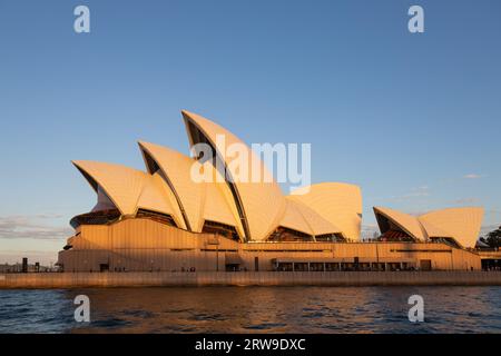 Am späten Nachmittag fällt die Sonne auf das Opernhaus in Sydney, Australien. Stockfoto