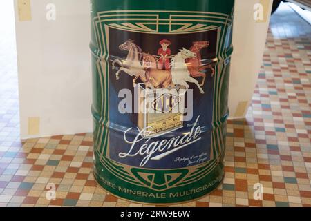 Bordeaux, Frankreich - 09 12 2023 : Yacco legende Logo und Textschild auf Station Metall Barrel Look Vintage von Öl Einzelhändler der französischen Chemikalienmarke Bein Stockfoto