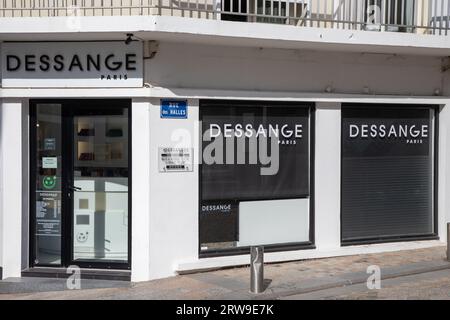 Bordeaux, Frankreich - 09 12 2023 : Dessange paris Logo Markeneingang und Textschild Vordereingang Fassade des Salon Französisch Kette Friseur Friseur Stockfoto