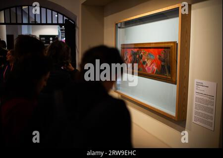 Bogota, Kolumbien. September 2023. Kolumbianer nehmen an Führungen durch das Nationalmuseum in Bogota, Kolumbien, Teil, um die Sammlung von Kunstwerken des verstorbenen Künstlers Fernando Botero am 17. September 2023 zu sehen. Botero, bekannt für seine Ganzkörper-Kunstwerke, starb am 15. September an einer Lungenentzündung. (Foto von Sebastian Barros/NurPhoto)0 Credit: NurPhoto SRL/Alamy Live News Stockfoto