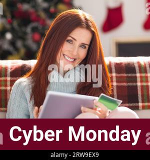 Cyber monday Text über glückliche weiße Frau auf dem Sofa mit Tablet und Kreditkarte online einkaufen Stockfoto