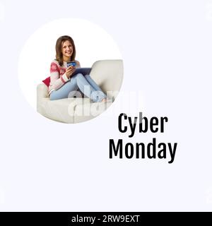 Cyber monday-Text mit glücklicher kaukasischer Frau, die auf der Couch sitzt, mit Tablet und Kreditkarte online Stockfoto