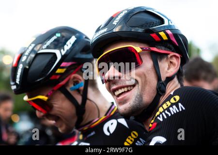 Madrid, Spanien. September 2023. Primoz Roglic und Jan Tratnik vom Jumbo Visma Team am Ende der 21. Etappe des spanischen Radrennens La Vuelta auf der Plaza de Cibeles am 16. September 2023 in Madrid, Spanien Credit: Independent Photo Agency/Alamy Live News Stockfoto