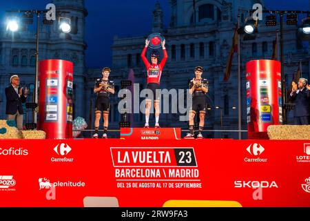 Madrid, Spanien. September 2023. Jonas Vingegaard (Jumbo-Visma), Sepp Kuss (Jumbo-Visma) und Primoz Roglic (Jumbo-Visma) bei der letzten Preisverleihung des spanischen Radrennens La Vuelta auf der Plaza de Cibeles am 16. September 2023 in Madrid, Spanien Credit: Independent Photo Agency/Alamy Live News Stockfoto