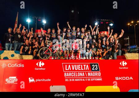 Madrid, Spanien. September 2023. Das Jumbo-Visma-Team bei der letzten Preisverleihung des spanischen Radrennens La Vuelta auf der Plaza de Cibeles am 16. September 2023 in Madrid, Spanien Credit: Independent Photo Agency/Alamy Live News Stockfoto