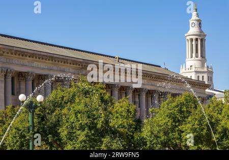 Seitenansicht des neoklassizistischen City and County Building in Denver, Colorado Stockfoto