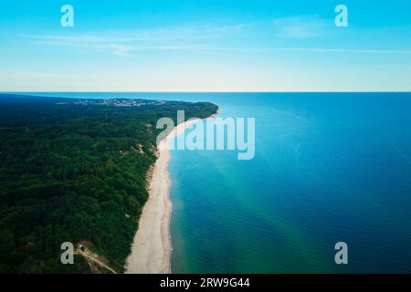 Luftaufnahme der Meereslandschaft mit Sandstrand in Wladyslawowo. Ostseeküste in Polen. Ferienort in der Sommersaison Stockfoto