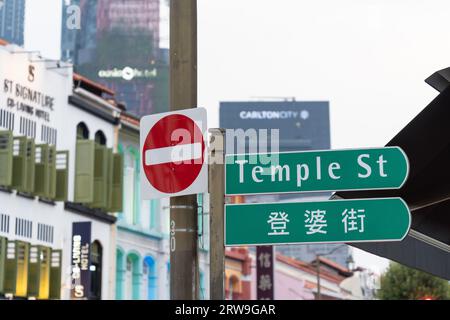 Singapur - August 28,2023 : Straßenschild der Temple Street aus der Stadt Singapur Stockfoto