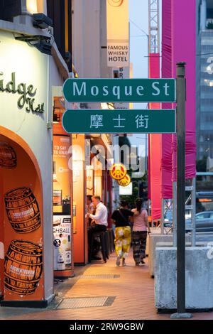 Singapur - August 28,2023 : Straßenschild der Mosque St aus der Stadt Singapur. Die Leute können sehen, wie sie sich um sie herum erkundigen. Stockfoto