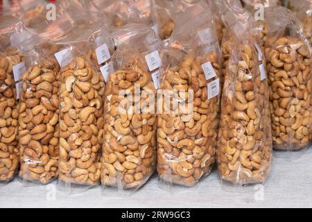 Nahaufnahme von verpackten Cashewnüssen, die auf dem Markt verkauft werden Stockfoto