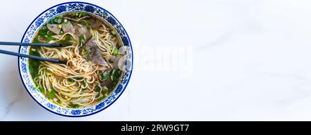 Chinesische Nudelsuppe. Ramen-Nudeln nach asiatischer Art mit Rindfleisch und Brühe. Chinesische asiatische Küche. Hochwertige Fotos Stockfoto