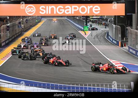 Singapur. September 2023. Ferrari-Fahrer Carlos Sainz (vorne) aus Spanien fährt am Start des Formel 1 Singapur Grand Prix Night Race auf dem Marina Bay Street Circuit, 17. September 2023. Dann Chih Wey/Xinhua/Alamy Live News Stockfoto