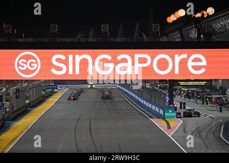 Singapur. September 2023. Fahrer fahren am Start während des Formel 1 Singapore Grand Prix Night Race auf dem Marina Bay Street Circuit, 17. September 2023. Dann Chih Wey/Xinhua/Alamy Live News Stockfoto