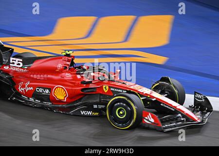 Singapur. September 2023. Ferrari-Fahrer Carlos Sainz aus Spanien fährt während des Formel 1 Singapur Grand Prix Night Race auf dem Marina Bay Street Circuit, 17. September 2023. Dann Chih Wey/Xinhua/Alamy Live News Stockfoto