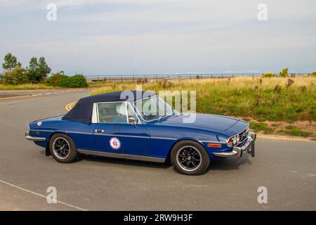 1974 70er Jahre Delft Blue Triumph Stag 2997cc beim Ocean Speed Revival Southport Sprint auf Marine Drive. Klassisch und schnell auf einer geschlossenen öffentlichen Straße Coastal Road historischer Sprint Course, Merseyside, Großbritannien Stockfoto