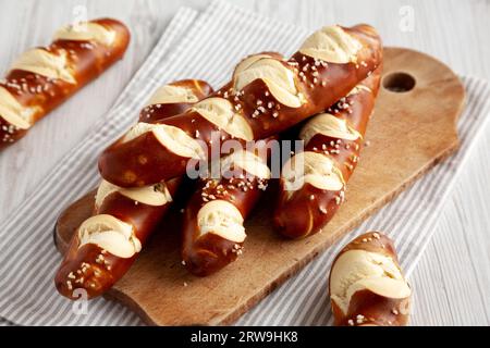 Selbstgemachte, weiche Brezelstäbchen mit Salz, verzehrfertig Stockfoto