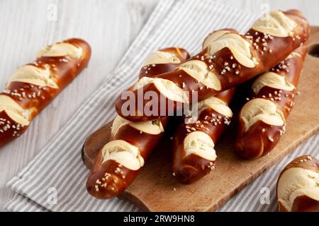 Selbstgemachte, weiche Brezelstäbchen mit Salz, verzehrfertig Stockfoto