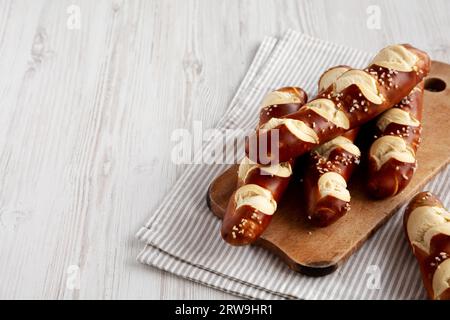 Selbstgemachte, weiche Brezelstäbchen mit Salz, verzehrfertig Stockfoto