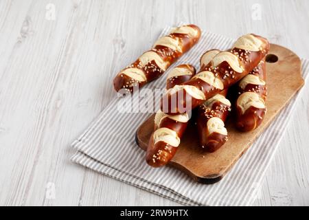 Selbstgemachte, weiche Brezelstäbchen mit Salz, verzehrfertig Stockfoto