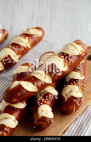 Selbstgemachte, weiche Brezelstäbchen mit Salz, verzehrfertig Stockfoto