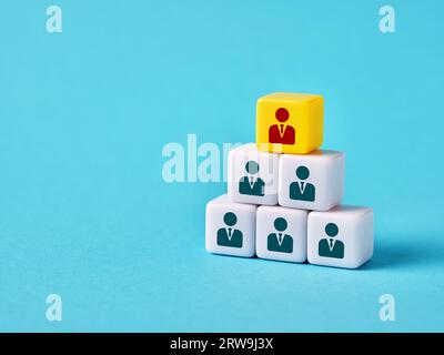 Hierarchische Pyramide von Würfeln mit Mitarbeitersymbolen. Führung, Managerzuweisung und Organisationshierarchie im Geschäftskonzept. Stockfoto